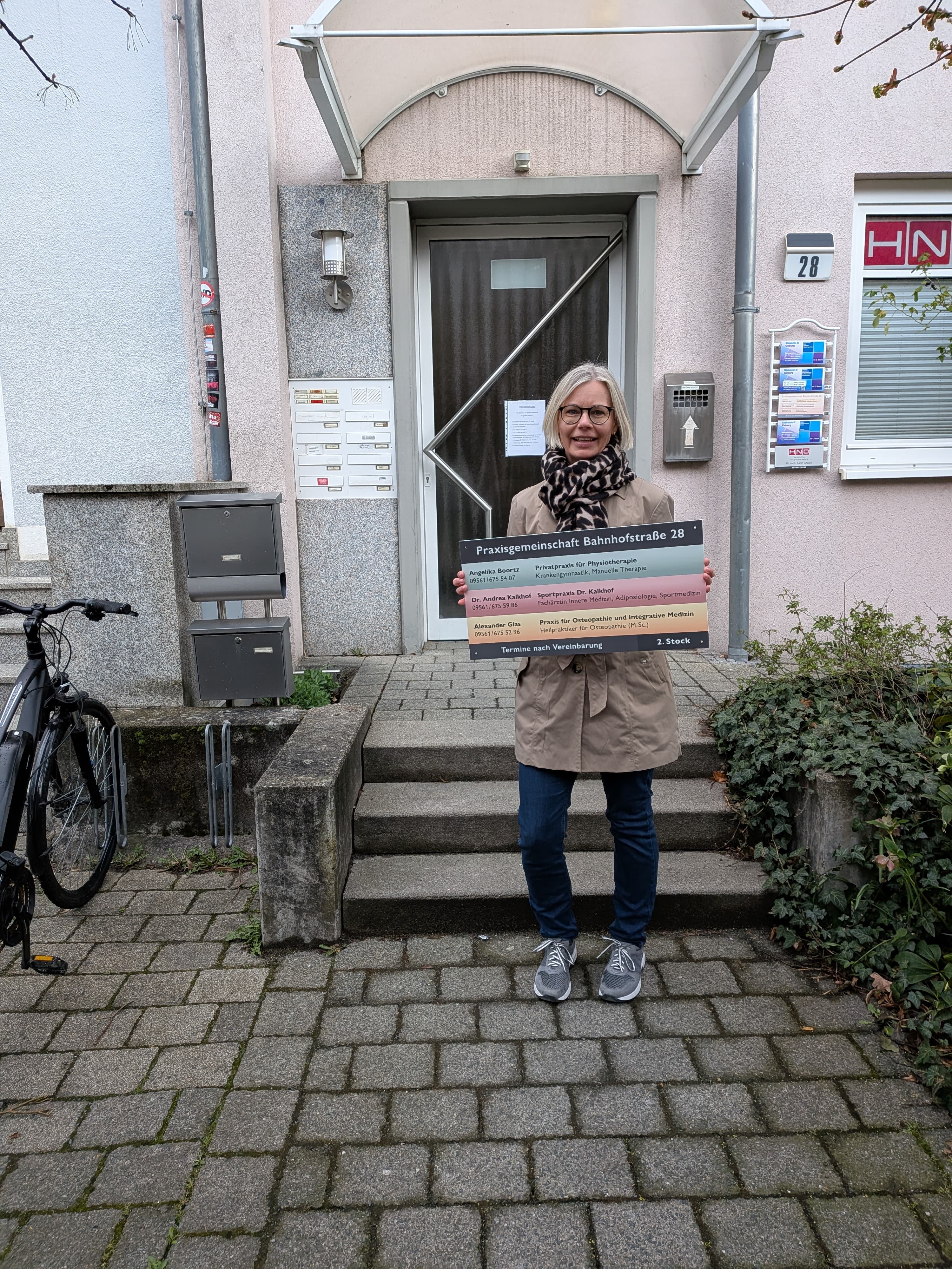 Physiotherapie Praxis Coburg, Außenansicht mit Praxisschild an der Bahnhofstraße 28