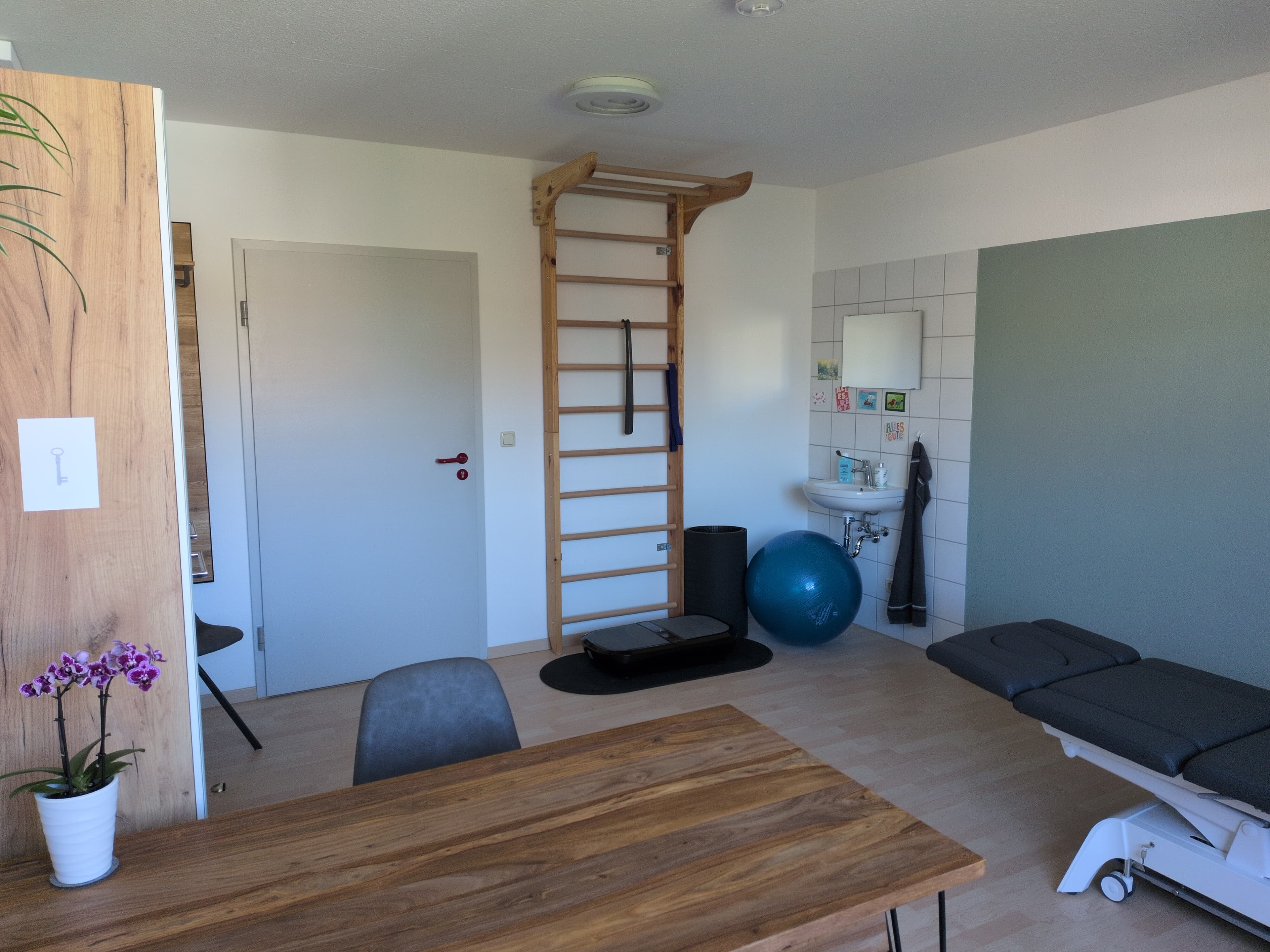 Behandlungsraum der Physiotherapie Praxis Coburg mit Sprossenwand und Behandlungsliege