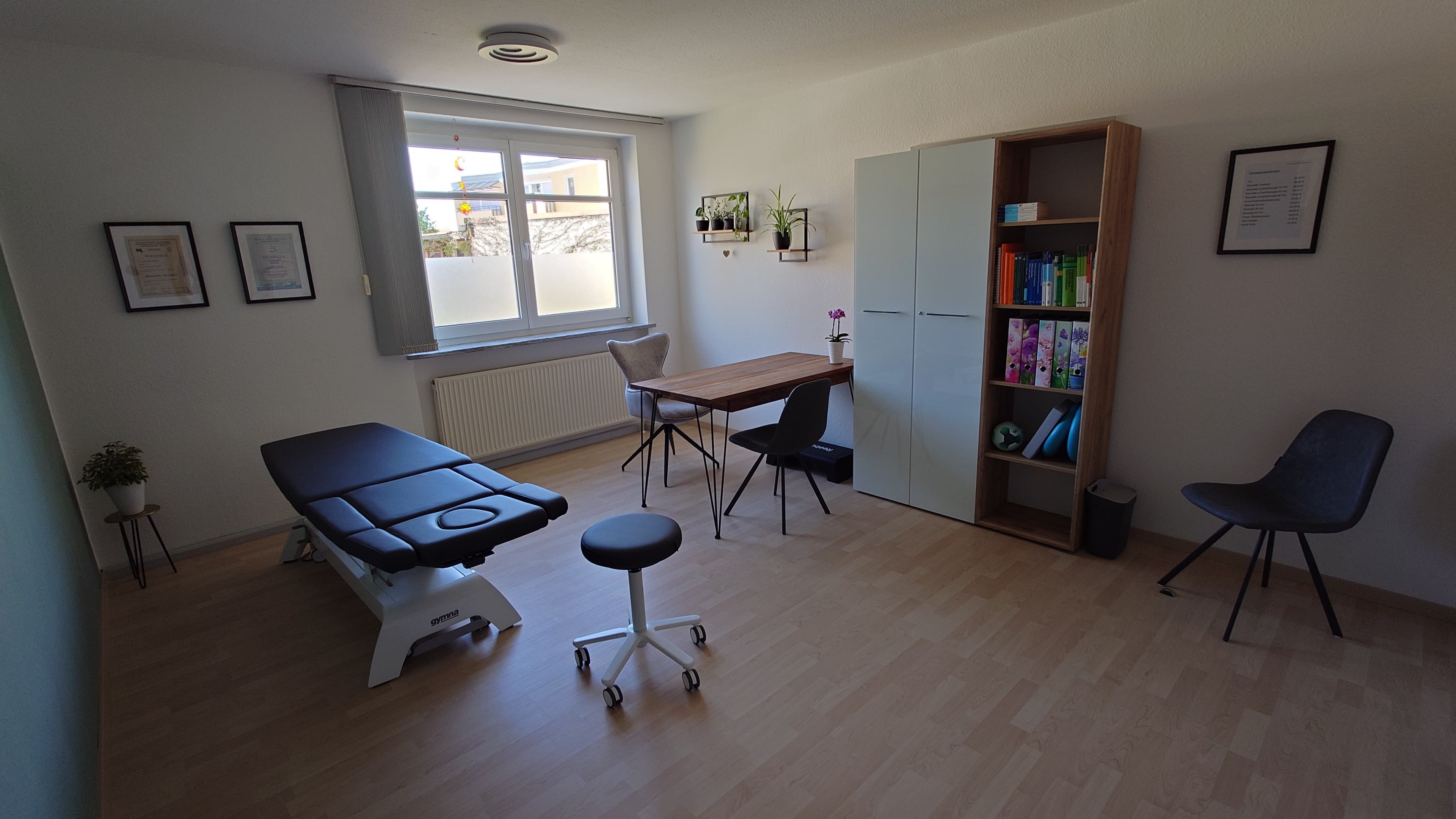 Heller Behandlungsraum der Physiotherapie Praxis in Coburg mit Behandlungsliege und natürlichem Tageslicht