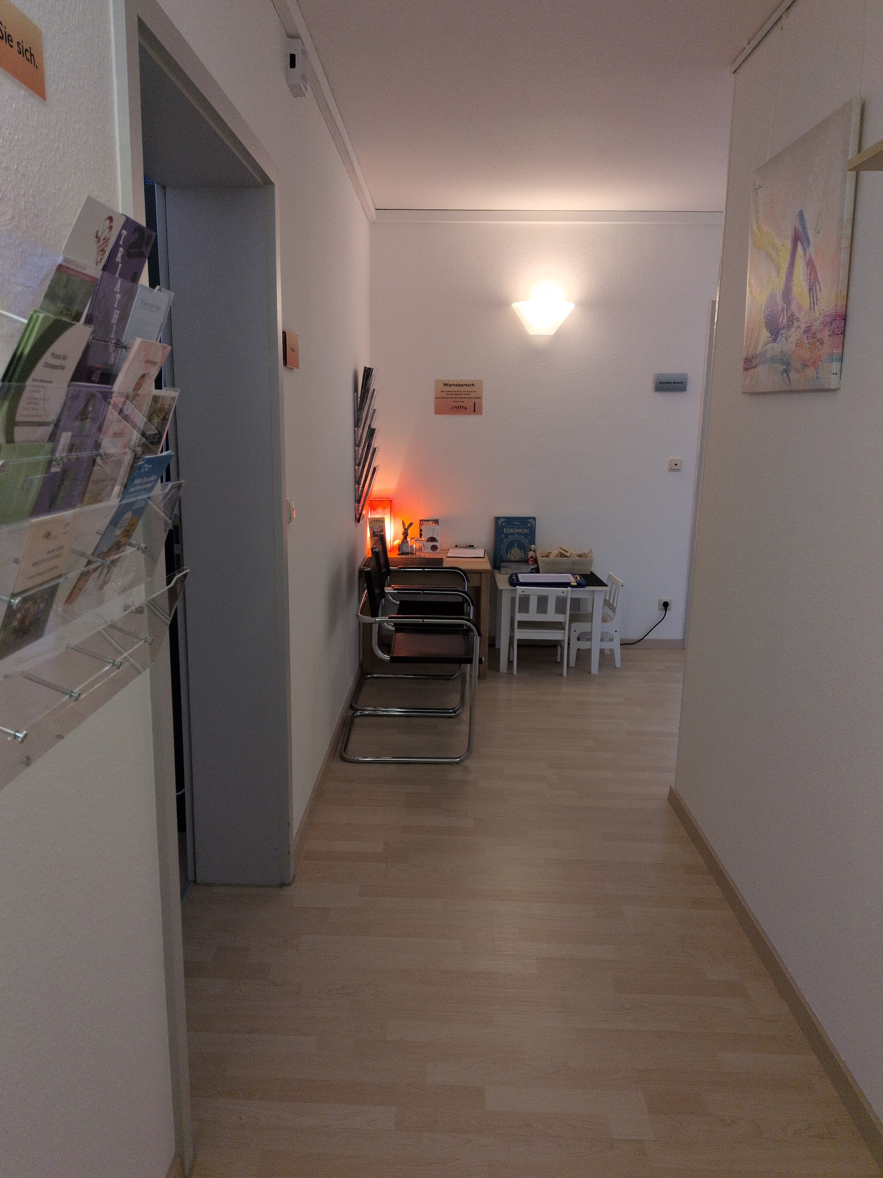 Eingangsbereich der Physiotherapie Praxis in Coburg mit Informationsprospekten