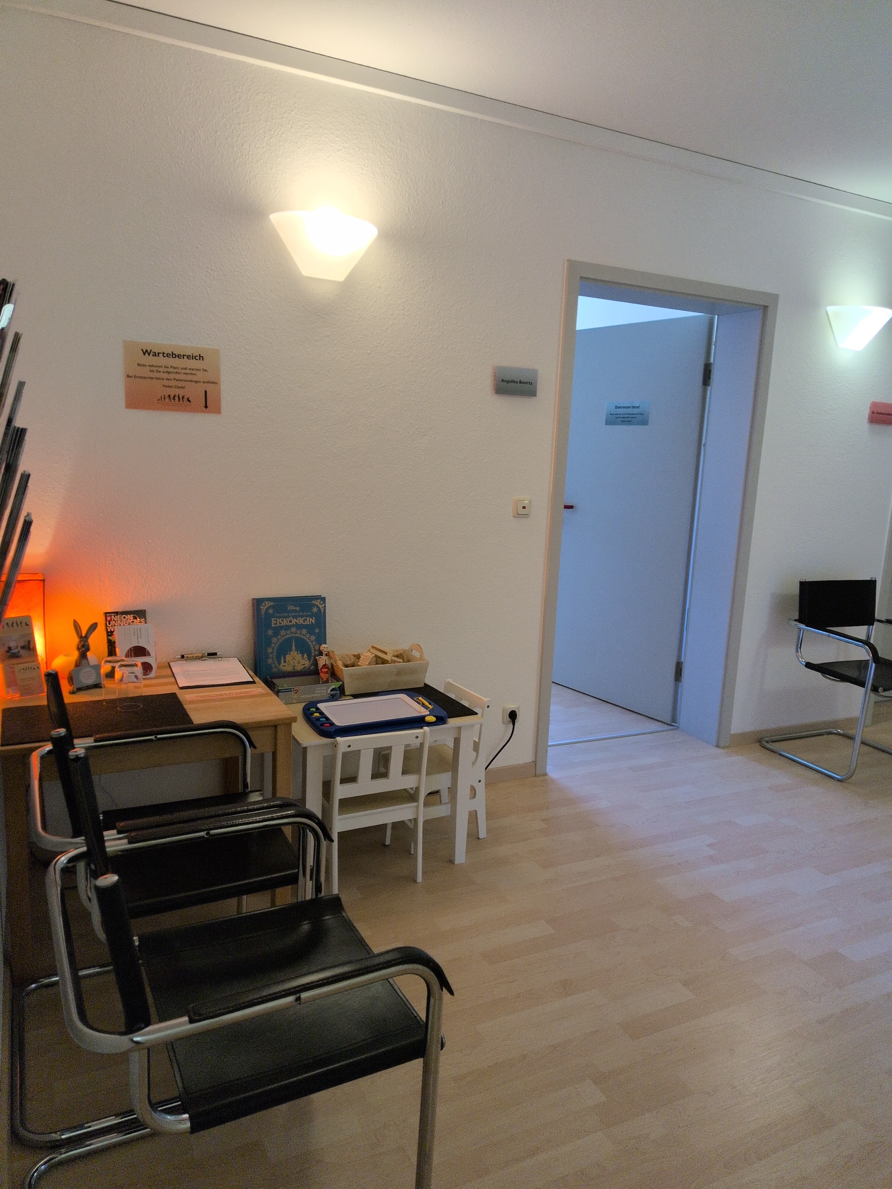 Wartebereich der Physiotherapie Praxis in Coburg mit Tür zum Behandlungsraum